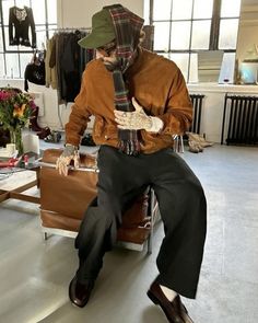 Grandpa Outfit Men, Spring Shoes 2023, Aesthetic Guy Outfits, Boys Aesthetic Outfits, Vintage Outfits Men, Ny Outfits, Guy Fits, Jeremy Allen White, Shoes 2023