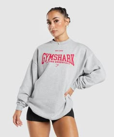 GÖNN DIR DAS GEWISSE EXTRA  Diese Kollektion verleiht deinem Training (und dir) garantiert das gewisse Extra.  • „Gymshark Lifting Essentials“-Print • Weiches, gebürstetes Innenfleece, damit du’s warm und gemütlich hast • Der Aufdruck wurde speziell designt, um im Laufe der Zeit „rissig“ zu werden und einen Vintage-Look zu erhalten.   GRÖSSE & PASSFORM • Oversized Fit • Das Model ist 1.75 m groß und trägt Größe S  MATERIAL & PFLEGE • 80 % Baumwolle, 20 % Polyester  Artikelnummer: B8A3Z-GBCN Gym Items, Monogram Pullover, Gymshark Women, Original Clothes, Trendy Shorts, Gym Shorts, Oversized Sweatshirt, Casual Hoodie, Women Pullover