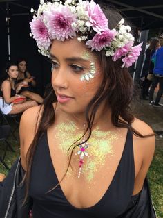 Coachella Flower Crown, Flower Crown Festival, Festival Glitter Ideas, Glitter Festival Hair, Glitter Party Makeup, Festival Glitter Makeup, Festival Makeup Rhinestones