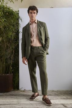 Boglioli Spring 2022 Menswear Fashion Show Collection Green Linen Suit, Brown Deck, Wedding Guest Outfit Men, Male Wedding Guest Outfit, Linen Suit Men, Mens Linen Suit, Wedding Guest Men, Mens Linen Outfits, Green Suit Men