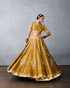 T O R A N I (@toraniofficial) • Instagram photos and videos Haldi Lehenga For Bride, Ethenic Wear, Choli Design, Latest Bridal Lehenga, Trendy Outfits Indian, Grand Wedding, Zardozi Embroidery, Traditional Blouse Designs