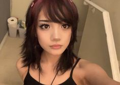 Hair Inspo Color With Bangs, Haircut Inspo Side Part, Short Brown Hair Side Bangs, Layered Short Hair With Fringe, Side Bangs On Short Hair, Cute Emo Haircuts, Emo Fringe Haircut, Side Bangs Haircut Short, Side Part Hairstyles With Bangs