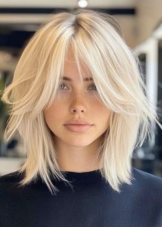 Short Platinum Bob With Bangs, Platinum Layered Bob, Platinum Curtain Bangs, Haïr Cut With Curtain Bangs, Bright Blonde Hair With Bangs, Soft Curtain Bangs Short Hair, 2025 Blonde Hair, Platinum Blonde Hair With Curtain Bangs, Soft Bangs Haircut