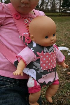 bear/doll carrier. this is kind of hilarious to me, and yet I think my kids would love it. Diy Doll Carrier, Baby Doll Carrier Pattern, Doll Carrier Pattern, Baby Born Kleidung, Baby Doll Carrier, Carrier Pattern, Doll Bear, Doll Carrier, Diy Bebe