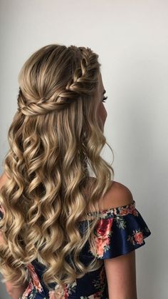 Hair Styles For Baby Shower Hairstyles, Curly Hair Half Up Half Down Wedding, Hoco Hairstyles Half Up Half Down, Half Up Half Down Homecoming Hairstyles, Hairstyles For Long Brunette Hair, Baby Shower Hair Ideas, Hair Trends For Brunettes, Dark Hair Trends, Baby Shower Hair Styles