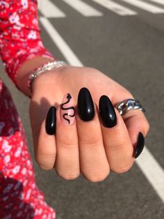 Black snake nails Snake Gel Nails, Nail Patterns Simple, Trendy Black Nails Short, Nails Black Snake, Snake On Nails, Black Snake Nails, Mgk Nails, Hot Pink And Black Nails Acrylics, Goth Nails Short