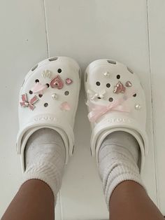 Crocs Pins Ideas, White Crocs Jibbitz Ideas, Coquette Crocs, Decorate Crocs, White Crocs Aesthetic, Crocs Outfit Aesthetic, Jibbitz Crocs Ideas, Crocs Pins, Aesthetic Crocs