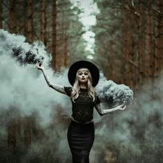 Pumpkin Queen Photoshoot, Pagan Marriage, Generational Photoshoot, Coven Photoshoot, Witchy Photography, Witchy Shoot, Halloween Shot Ideas, Moody Photoshoot, Rip 20s