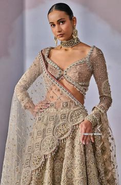 Tarun Tahiliani Lehenga, Gopi Dress, Asian Bridal Hair, Reference Ideas, Bridal Blouses, Asian Designers, New Saree Blouse Designs, Bride Fashion, Indian Fashion Saree