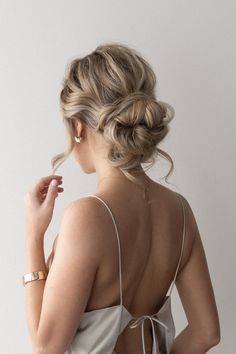 Easy Messy Updo, Simple Low Bun, Messy Hair Updo, Updo Bridesmaid, Wedding Hair Up, Easy Updo Hairstyles, Guest Hair, Romantic Updo, Hairstyles Bridesmaid