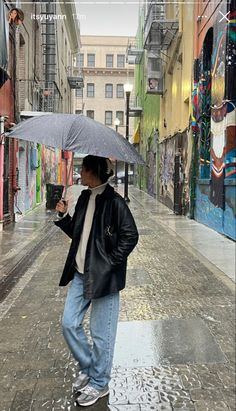 Raining Day Outfit Summer, Rainy Day Aesthetic Outfit, Raining Outfit, Rainy Summer Outfit, Rainy Outfit Ideas, Rainy Day Outfit Summer, Rainy Spring Outfit, Scotland Outfit, Raining Day Outfit