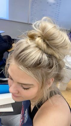 Blond Messy Bun, Messy Bun Outfits For School, Messy Bun Pics, Blonde Bun Hairstyles, Messy Bun Pictures, Messy Bun Aesthetic, Hair Styles Messy Bun, Cool Bun