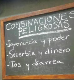 a blackboard with spanish writing on it in front of a wall that reads,'compranoes peligrosas '