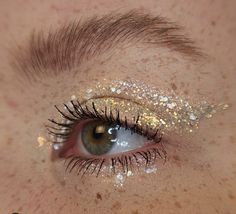 Makeup For Deep Set Eyes, Glitter Carnaval, Silver Glitter Makeup, Gold Glitter Eyeshadow, Gold Glitter Makeup, Coachella Makeup, Makeup Editorial, Make Up Gold, Gold Makeup Looks