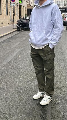 Oversized Khaki Pants Outfit Men, Men’s Grey Hoodie Outfit, Men College Fashion, Guy Turtleneck Outfit, How To Style Grey Sweatpants Men, Easy Mens Outfits, Bay Area Mens Fashion, Newbalance550 Outfit Men, Athleisure Outfits For Men