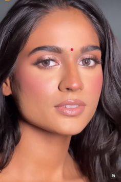 Indian Glowy Makeup, Soft Makeup Look Indian, Eye Makeup Indian Wedding, Smokey Eye Indian, Dusky Skin Makeup Indian Bride, Mehendi Makeup Looks, Makeup For Indian Skin, Haldi Makeup Look