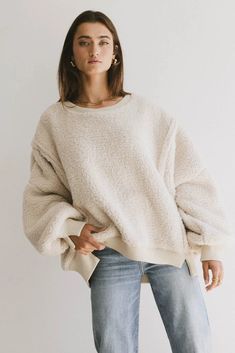 Puffy sweater in oatmeal Cold Outfits For School, Oversized White Sweater, White Oversized Sweater, Professional Outfit, Business Professional Outfits, Maxi Outfits, Layered Sweater, Cold Outfits, Fall Inspo