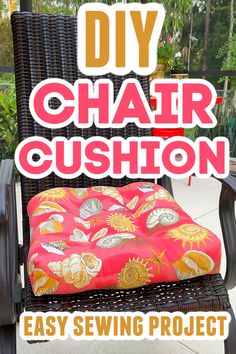 video sewing tutorial on how to sew a chair cushion Sewing Seat Cushions, Outdoor Sewing Projects, Outdoor Chair Cushions Diy, Chair Cushions Diy, Diy Patio Cushions, Seat Cushions Diy, Diy Outdoor Chair, Outdoor Chair Cushion Covers