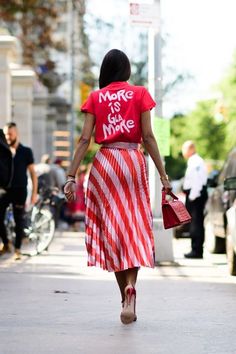 Photographer Tyler Joe captures the best looks off the runways. Chic Skirt, Giovanna Battaglia, New York Fashion Week Street Style, New Street Style, Nyfw Street Style, Straight Cut Jeans, Striped Skirt, Looks Street Style, Street Style Trends