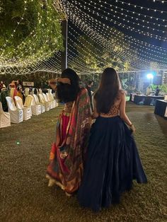 Dandiya Night Poses, Garba Night Photo Idea, Garba Pictures Aesthetic, Dandiya Night Photo Ideas, Dandiya Night Outfits Ideas, Navratri Pics Idea, Navaratri Pose Ideas, Garba Poses With Bestie, Navratri Picture Ideas