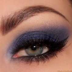 Smokey blue eye make up! Dark Blue Prom Makeup, Navy Blue Eyeshadow, Prom Make Up, Hoco Makeup Looks, Everyday Eyeshadow, Blue Eyeshadow Looks, Blue Smokey Eye, Blue Makeup Looks, Bluish Green Eyes