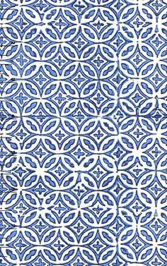 a blue and white tile with an intricate design on the outside, it looks like something from