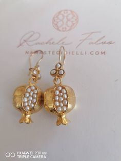 Pair of earrings in matt gold on bronze and finished with natural white pearls, light elegant suitable for any occasion, the Pomegranates symbol of luck. They are shipped with box and guarantee. Intaglio Jewelry, Matte Gold Earrings, Pomegranate Earrings, Boho Chique, Boys Jewelry, Antique Earrings, Girls Jewelry, Minimalist Earrings, Pendant Earrings