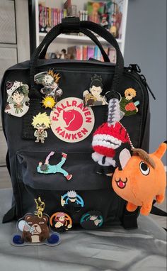 Anime Backpack Aesthetic, Kanken Backpack Decoration, Art Bag Aesthetic, Anime Pins On Backpack, How To Make Pins For Backpack, School Bag Decoration Ideas, Backpack Keychains Aesthetic, Ideas Para Decorar Tu Mochila, Fjallraven Kanken Aesthetic