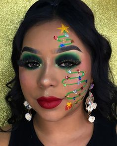 MayiiMua on Instagram: "Bonito martes 🌲 Les dejo este makeup espero les guste mucho 💓. _ 🤎 @coral_garcia07 Pestañas 🤎@docolor_official @docolor.official Paleta tropical Brochas Cd:Mayi 🤎 @ducarebeautyofficial Set de brochas Cd:Mayi28 🤎@just4kira @cs_j4k_kaylee Pupilentes estilo Citha green Cd:Mayi 🤎 @zoe_lashesss Delineador verde Cd:Mayi10 🤎@soemy.beauty.cosmetics Paleta de rostro y aretes" Red And Green Makeup, Christmas Tree Makeup, Winter Makeup Looks Natural, Christmas Inspired Makeup, Gingerbread Makeup, Nutcracker Makeup, Makeup Verde, Holiday Eye Makeup, Christmas Makeup Looks