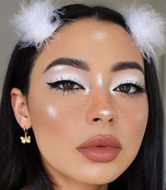 White Makeup Looks, Angel Halloween Makeup, White Eye Makeup, Halloweenský Makeup, Angel Makeup, Round Face Makeup, Cute Halloween Makeup, Halloween Makeup Inspiration, White Makeup