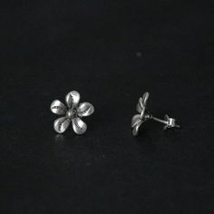 Sterling silver plumeria flower stud earrings Approximately 14 mm in diameter Earrings Studs Silver, Quirky Accessories, Simple Silver Earrings, Chunky Jewellery, Pretty Ear Piercings, Crystal Aesthetic, Media Photography, Beautiful Accessories, Ear Ring