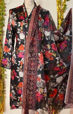 Floral Print Pakistani Suits, Printed Silk Dress Design Pakistani, Pakistani Cotton Suits, Dress Design Pakistani, Silk Dress Design, Cotton Suit Designs, Henna Hand, Satin Suit, Salwar Kameez Pakistani