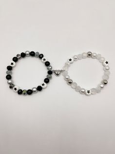 Jedes wunderschöne Perlenarmband wird ein Unikat für dich handgefertigt. Besuchen Sie meinen Shop, um mehr Schmuck zu sehen! Ich hoffe, meinen Kunden ein positives Kauferlebnis bieten zu können. Bitte zögern Sie nicht, mich mit Fragen und / oder Bedenken zu kontaktieren und ich werde sie gerne beantworten  Bitte überprüfen Sie noch einmal und stellen Sie sicher, dass Sie die richtige Adresse hinterlassen haben. Wenn Sie Ihre Adresse aktualisieren möchten, senden Sie mir bitte eine Nachricht, bev Bestie Friendship Bracelets, Beaded Bracelets Business, Matching Handmade Bracelets, Matching Homemade Bracelets, Matching Glass Bead Bracelets, Bracelet Best Friends, Matching Beaded Bracelets For Couples, Double Bracelet, Magnet Bracelet