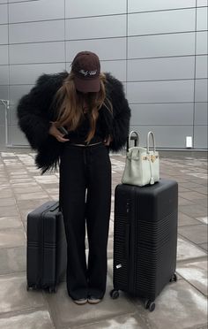 Hanna schonberg travel outfit comfy casual lounge wear airport weekend getaway Hanna Schonberg, Oil For Glowing Skin, Natural Face Oil, Skincare Oil, Glow Face, Vogue Pattern, For Glowing Skin, Fashion Aesthetics