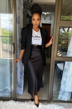 Feminine Attire, Black Satin Skirt, Satin Skirt Outfit, Rok Outfit, Fashionable Work Outfit, Modest Outfit, Satin Blazer, Stylish Work Attire, Effortlessly Chic Outfits