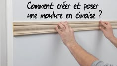 a man holding a sign that says comment crece et poser une mouve en cinais?