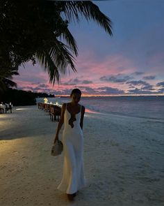 Vacation evening dress/photo pose idea Chic Holiday Party, Beach White Dress, Chic Holiday, White Sleeveless Dress, Long White Dress, New Chic, Sling Dress, Slim Dresses, Style Maxi Dress