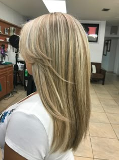 Yellow Blonde With Lowlights, Light Ash Brown Hair Black Women, Blonde Balayage Black Women Natural Hair, Blonde Highlights On Dark Skin, Ash Blonde With Brown Lowlights, Brown Roots Blonde Hair Balayage, Blonde Natural Hair Black Women