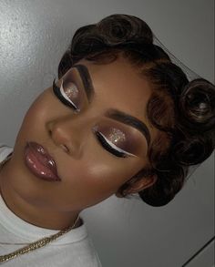 Christmas Simple Makeup, Makeup Ideas Douyin, Beabadoobee Makeup, 90 Makeup, Black Women Christmas, Wallpaper Christmas Aesthetic, Black Queen Makeup, Wonyoung Makeup, 2000 Makeup