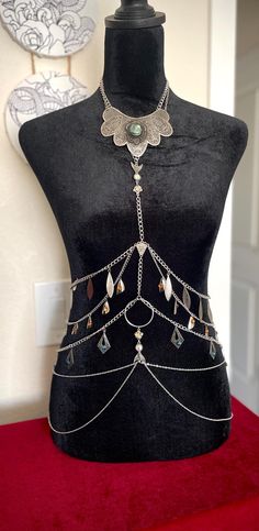 Handmade vintage style tribal fusion belly dance body chain. Perfecet for festival fashion and dance costume. Handmade made with metal stone and love.💫 Adjustable Gothic Black Dangle Body Jewelry, Bohemian Festival Body Jewelry With Chain, Silver Belly Dance Jewelry For Party, Bellydance Jewelry, Festival Mode, Belly Dance Jewelry, Belly Chain, Body Chain Jewelry, Body Jewellery