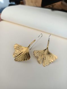 Solid Bronze Ginkgo Leaf Earrings with articulated fish hook or rigid hook, medium size. Jewels for everyday, bohemian and elegant for ginkgo lovers ♥ CHECK OUR PROFILE IF WE HAVE ANY OFFER OR CODE AVAILABLE! https://www.etsy.com/es/shop/AtelierBcnJoiaShop ► We know that this year the world is a little crazy. The online sales have made the normal shipping services collapse, so from the team of Atelier BCN Joia we wanted to make the effort and propose that buying 2 pieces we make you a FREE and e Ginkgo Design, Botanical Inspiration, Articulated Fish, Gingko Leaves, Gold Leaf Earrings, Bronze Earrings, Ginkgo Biloba, How To Clean Metal, Ginkgo Leaf