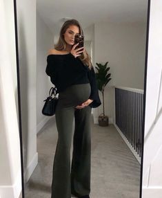 Autumn Bump Outfits, Leather Pants Pregnant Outfit, Maternity Satin Skirt, Professional Outfits Pregnant Women, Pregnant Women Fall Outfits, Dressy Casual Maternity Outfits, Christmas Outfit Pregnant Women, Maternity Outfits Edgy