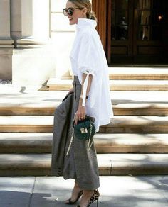 20+ Ways to Wear a White Shirt FROM LUXE WITH LOVE Fashion Week Street Style Outfits, Minimalist Fashion Women Outfits, Winter Office Wear, Minimalist Lounge, How To Wear Culottes, White Knitwear, Fashion Week Inspiration, Winter Accessories Fashion, Minimal Street Style