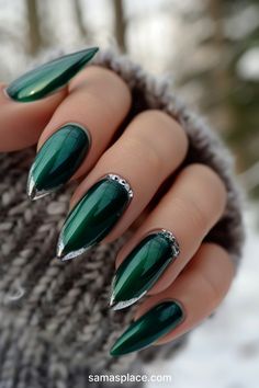 30+ Emerald Green Winter Nails Art ideas and Designs Green Chrome Christmas Nail Designs, Deep Green Chrome Nails, Christmas Nail Inspo Green, Green Glass Nails, Emerald Green Cat Eye Nails, Green Winter Nail Designs, Emerald Christmas Nails, Dark Green Holiday Nails, Emerald Green Christmas Nails