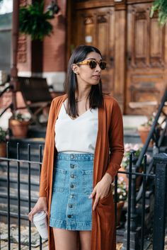 illesteva leonard sunglasses Jeans Skirt Outfit, How To Style A Denim Skirt, Denim Skirt Outfit Ideas, Denim Skirt Outfit, Short Skirts Outfits, Skirt Outfit Ideas, Denim Skirt Fashion, Jean Skirt Outfits, Skirts Denim