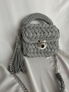 ✋ This bag is a handmade item.  🧶 T-shirt Yarn 📏 💭 Feel free to contact me.  🚚 We ship your orders within 1-3 days with Express shipping. Marshmallow Bag, Hand Knit Bag, Knit Bags, Grey Shoulder Bag, Gray Handbags, T Shirt Yarn, Girls Dpz, Knitted Bags, Purses And Handbags