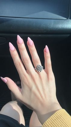 Short Stilleto Shape Nails, Small Stelito Nails, Short Pink Stilleto Nails, Light Pink Pointy Nails, Short Nail Stilleto Ideas, Medium Stelito Nails, Stellitoes Nails Short, Medium Pointy Nails, Short Pointed Acrylic Nails