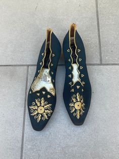 Kenneth Cole Black Slip On Shoes with Gold Embroidered Sun + Cut Outs In the shape of small triangles. Women's Size 6 B. Good, pre owned condition - tons of life left and they have been well cared for over the years. Heel height is 1".   Stride into any room with confidence in these striking black slip-on shoes, adorned with bold golden accents that evoke the mystical allure of ancient sun symbols. These aren't just shoes; they're wearable art that captivates and charms, ensuring you leave a las Women's Slip Ons, Black Slip On Shoes, Sole Shoes, Formal Looks, Kenneth Cole, Slip On Shoes, Wearable Art, Heel Height, Slip On