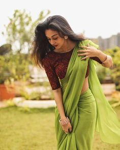 Aishwarya Arjun, Simple Sarees, Saree Blouse Patterns, Indian Fashion Saree, Saree Photoshoot, Elegant Blouse Designs, Designer Saree Blouse Patterns