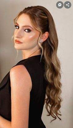 Hair Graduation Ideas, Hair Styles For Graduations, Hairstyles For Off The Shoulder Dress, Wedding Guest Hair Ideas, Graduation Hair Styles, Graduation Hair Ideas, Simple Bridal Hairstyles, Hairstyles For Strapless Dresses, Hairstyle For Graduation